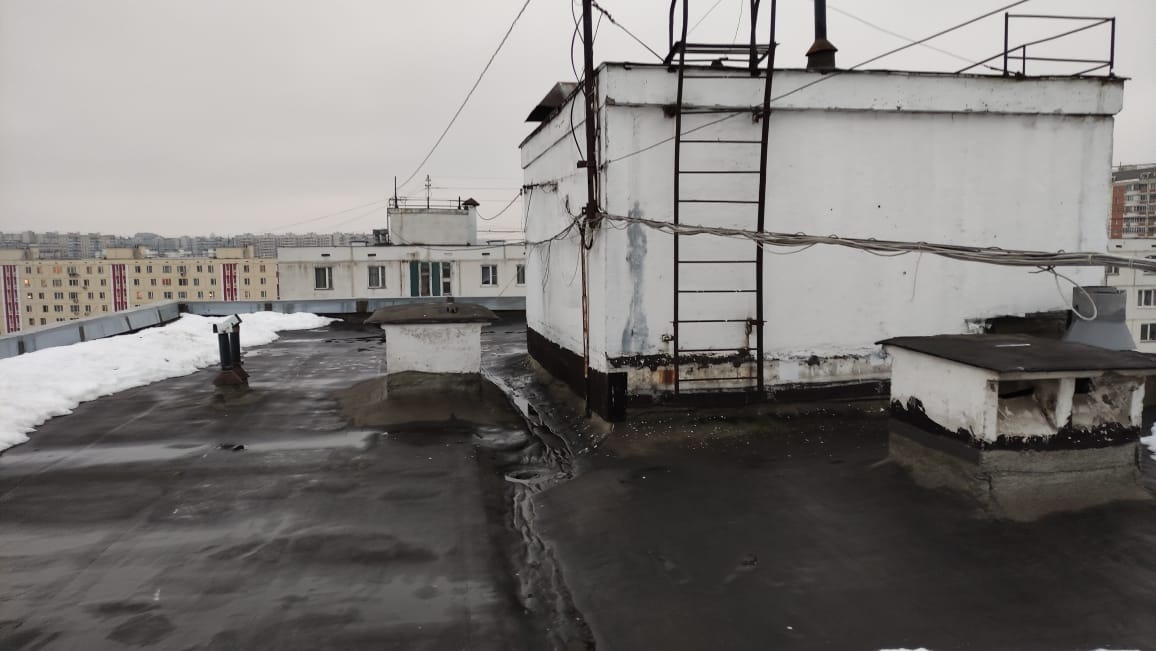 Вода бежит с крыши. Жилищник Южное Медведково. Коммунальщики протекающая крыша. Протекает крыша. В офисе протекла крыша.