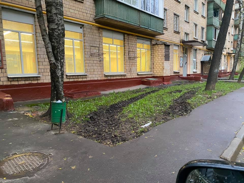 На Полярной восстановят испорченный газон