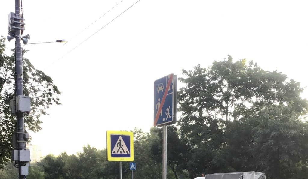 На Сухонской отремонтировали покосившийся дорожный знак