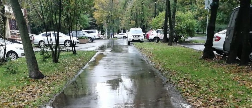 Во дворе на Молодцова подмели тротуары