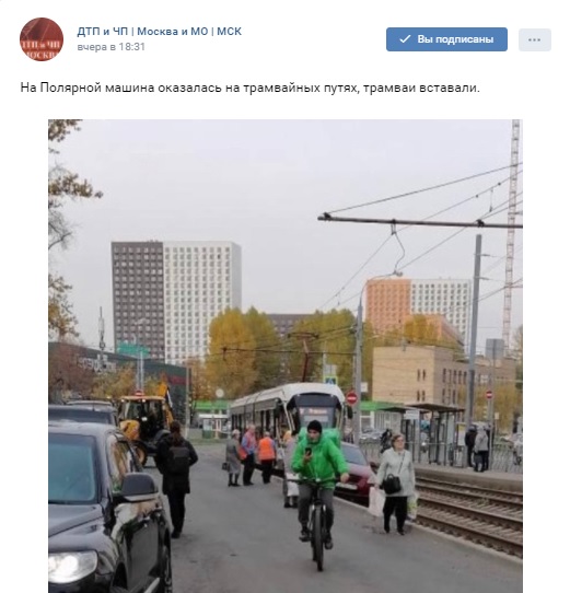 На Полярной автомобиль застрял на трамвайных путях