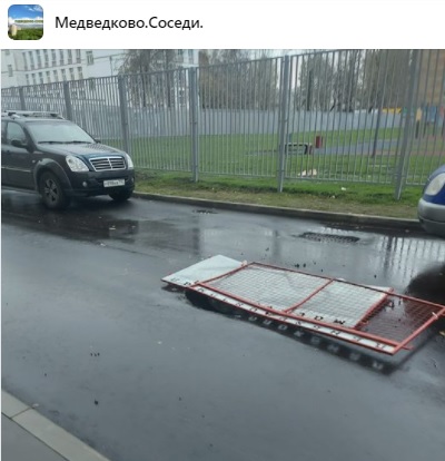 Дорожное ограждение снесло ветром во дворе на Молодцова
