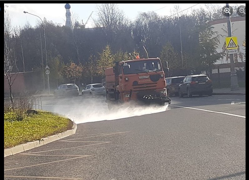 В Южном Медведкове промыли улицы и тротуары