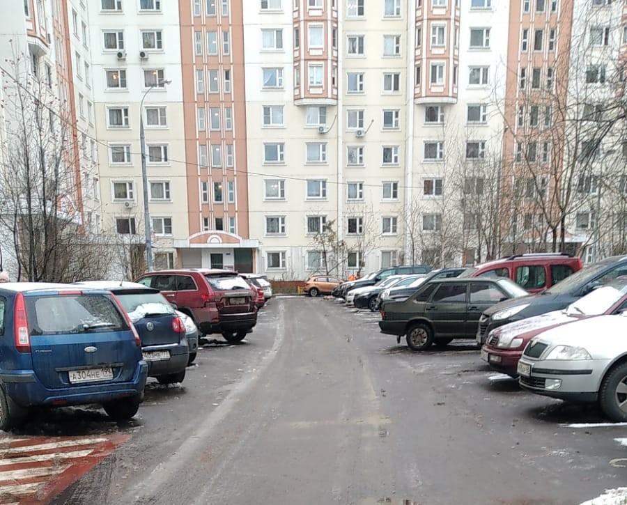 Жилищник южное медведково. Пятиэтажки в городе Москве фото дворов. Фото районов дворовых. Округ домов центр Москвы. Дом в городе Москва.