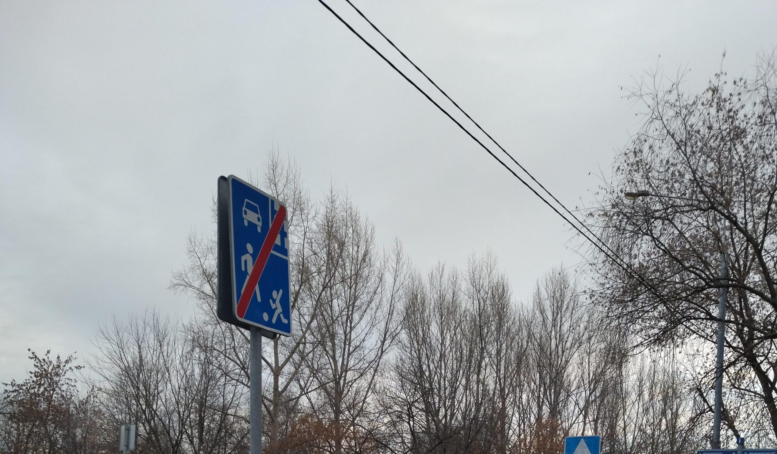 Покосившийся дорожный знак на Сухонской восстановили по просьбе жителей