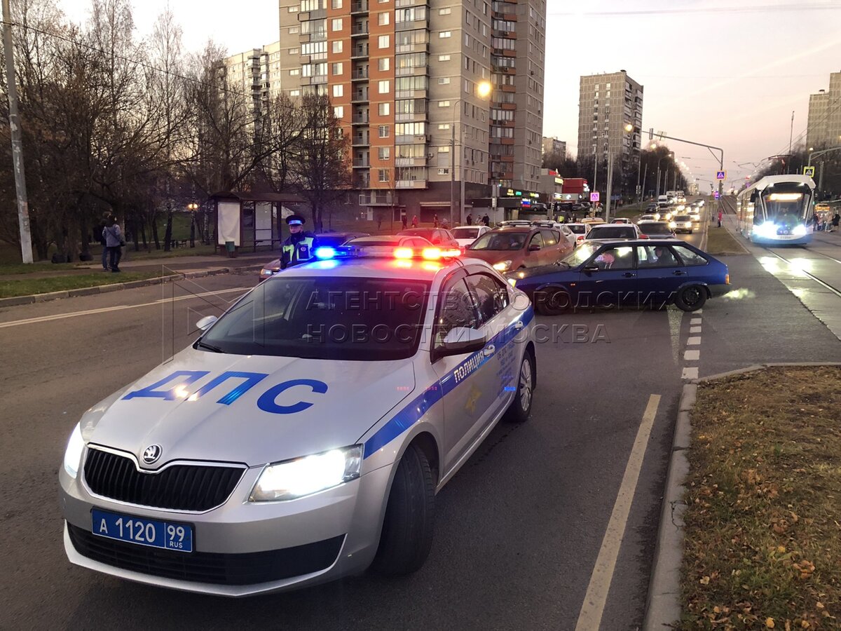 На Полярной перевернулся легковой автомобиль | 11.11.2021 | Москва -  БезФормата